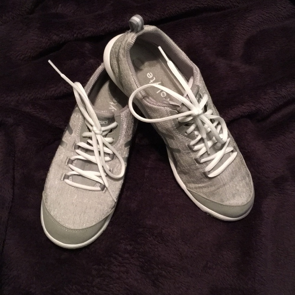 Like NEW- ASICS light grey/silver sneakers
